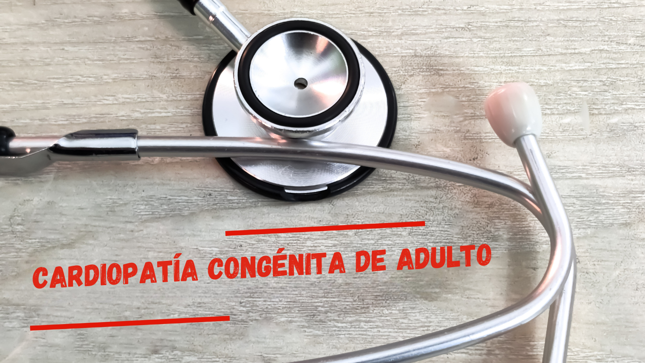 estetoscopio sobre mesa y un texto que dice Cardiopatía congénita de adulto