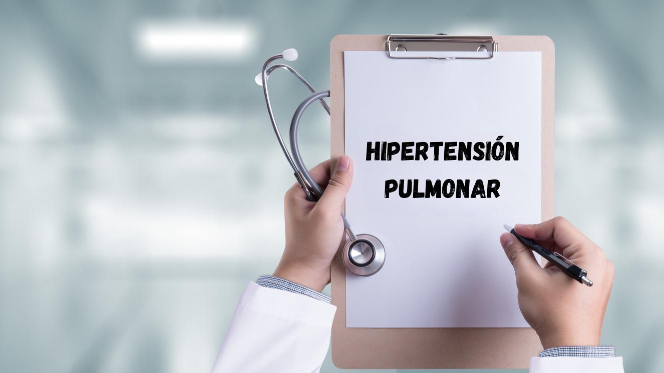 manos de doctor que sostiene portafolios con leyenda Hipertensión pulmonar