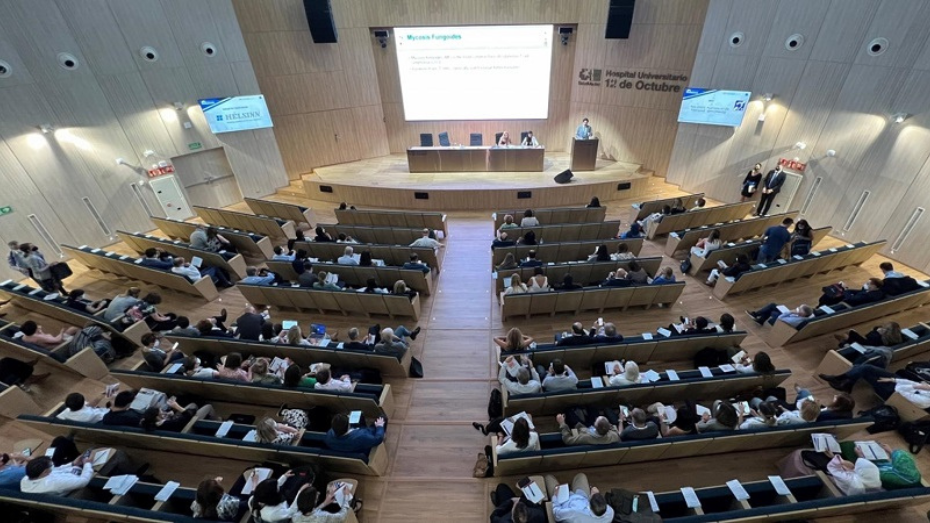 vista general de un auditorio lleno de gente