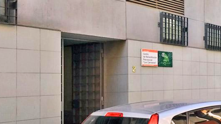 Puerta de entrada a edificio blanco