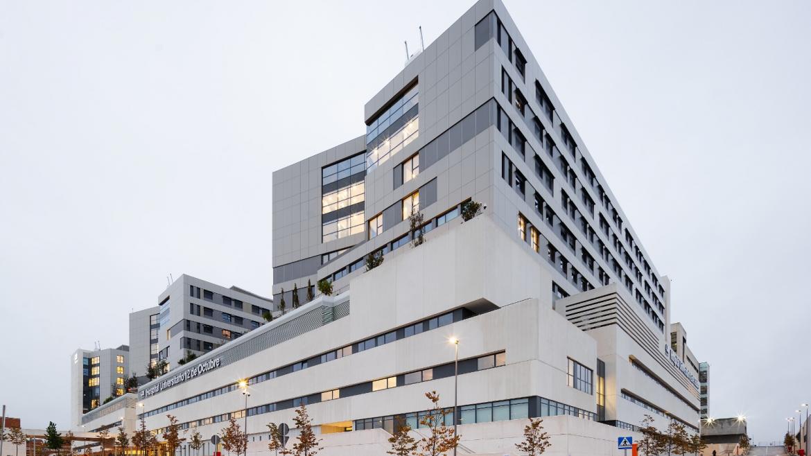 Nuevo Hospital 12 de Octubre visto desde abajo y desde un lateral