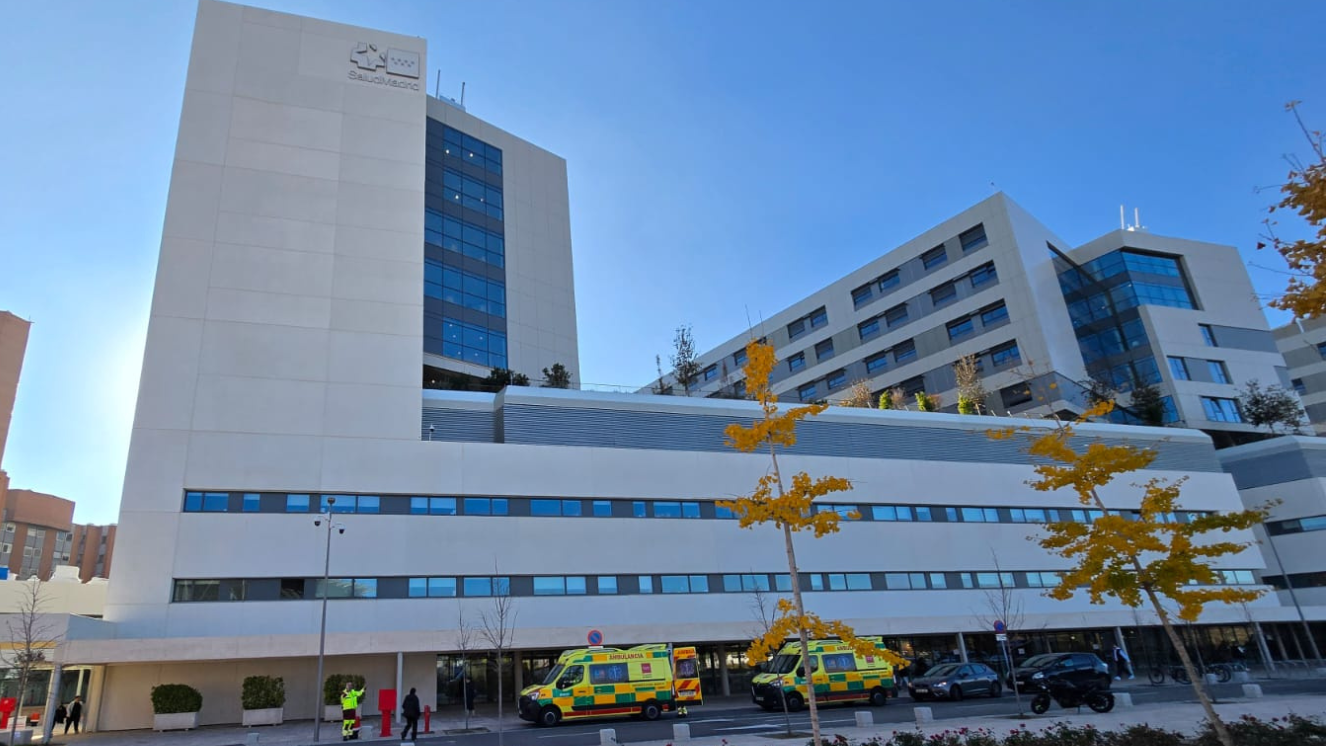 Edificio del Hospital 12 de Octubre desde la izquierda base de varias plantas y una de las torres situadas como brazos encima
