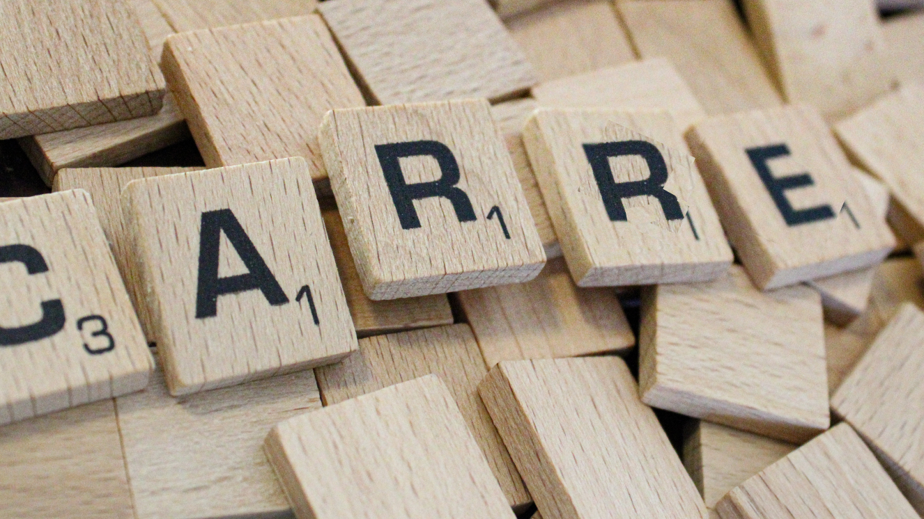Carrera profesional con letras en piezas de madera
