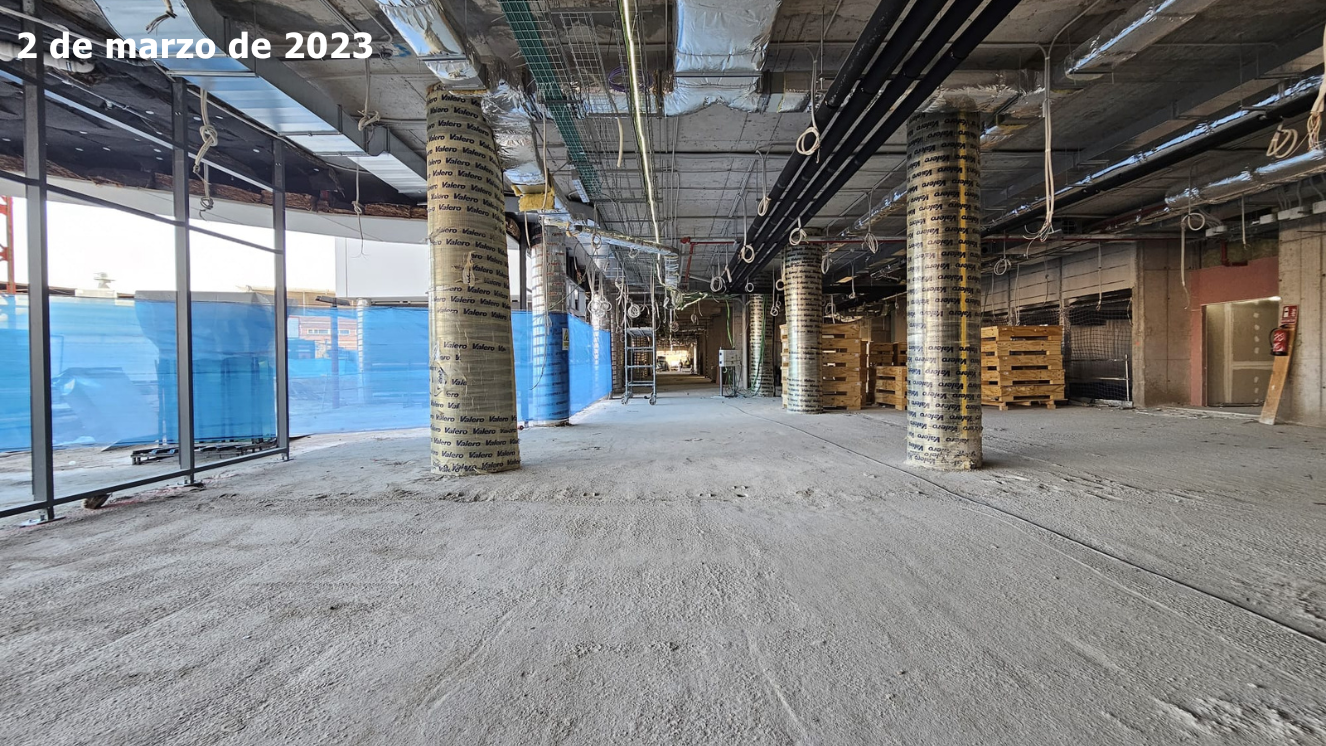 interior de obra sin fachada con dos pilares al fondo