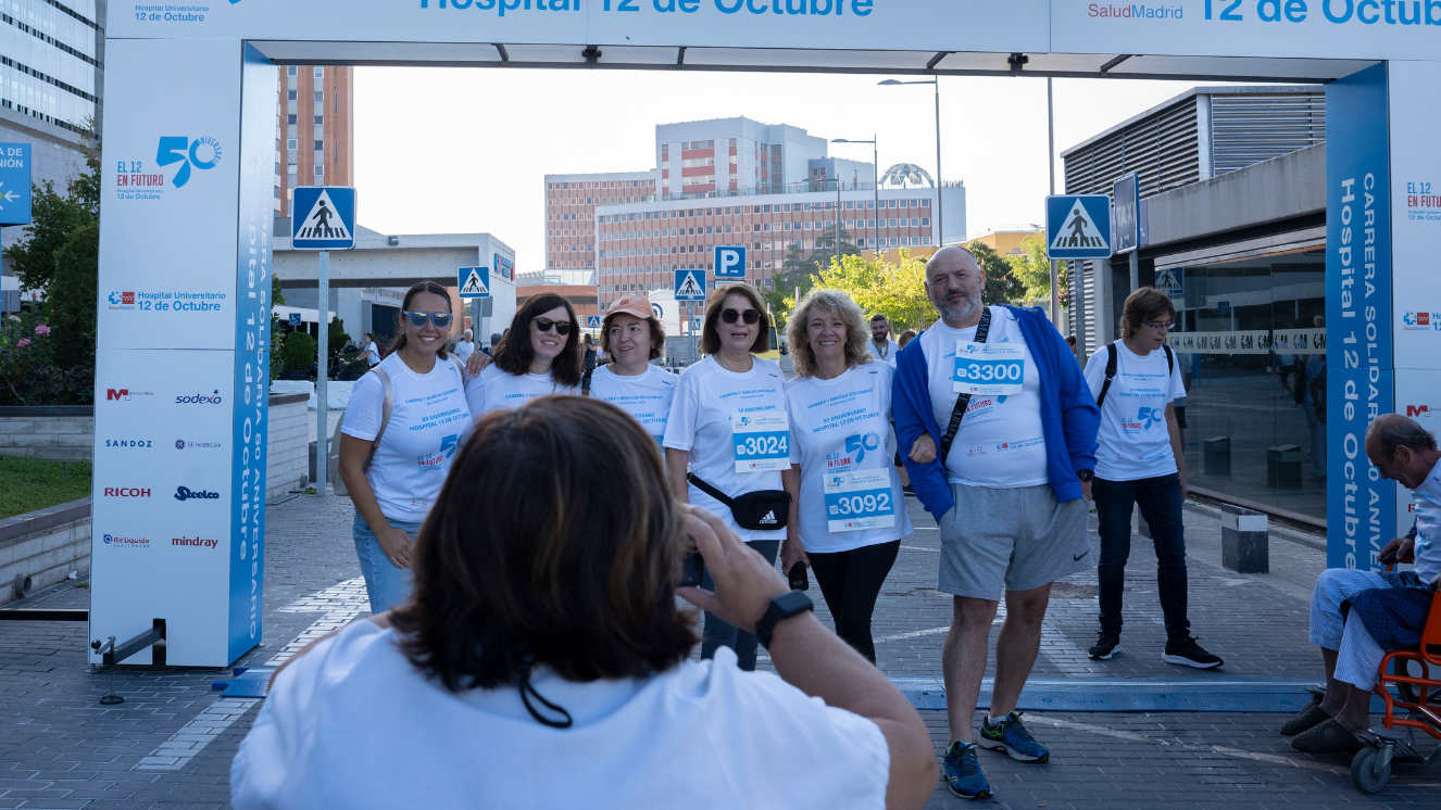 persona de espaldas haciendo fotos a corredoras