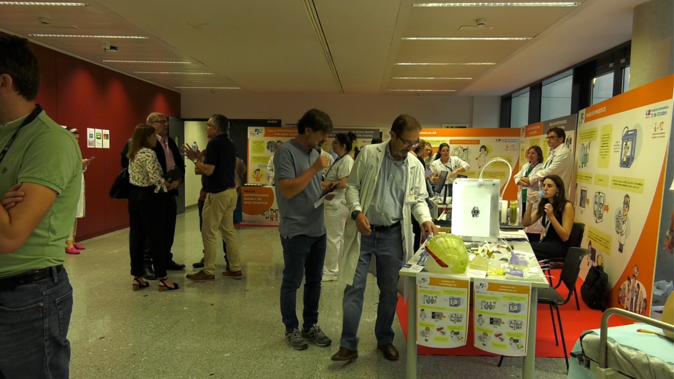 stand científico y personas