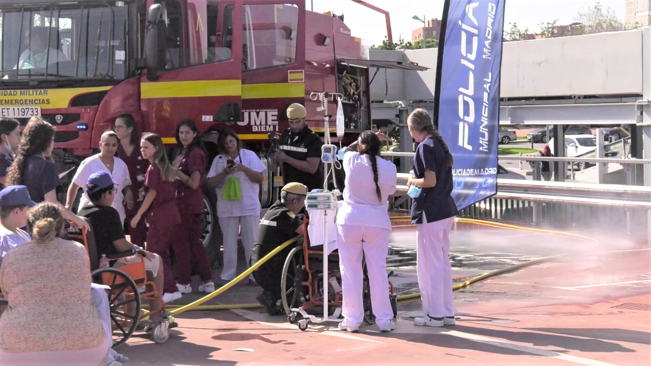 Bomberos con pacientes niños