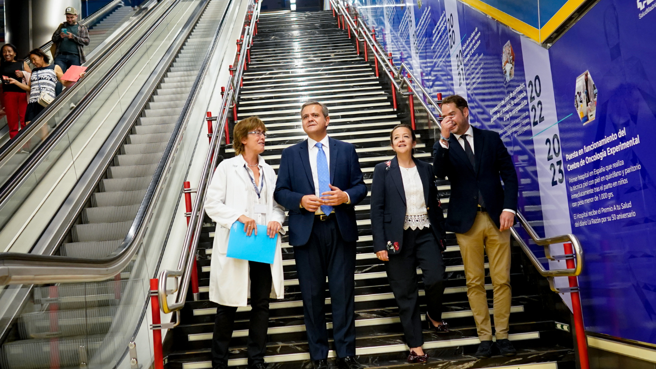 4 personas bajan las escaleras del metro y se ven imágenes con fechas y textos en la pared
