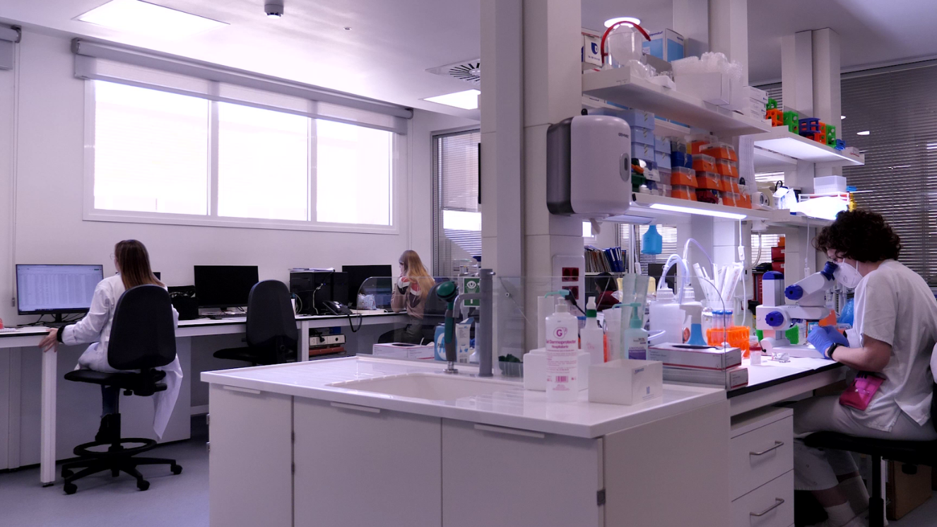 plano general de laboratorio con varias personas trabajando