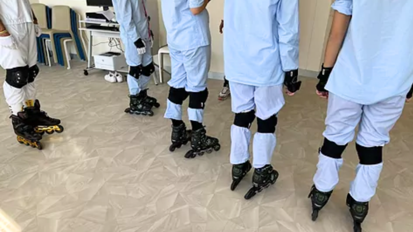 piernas de jóvenes con pijama azul y patines negros