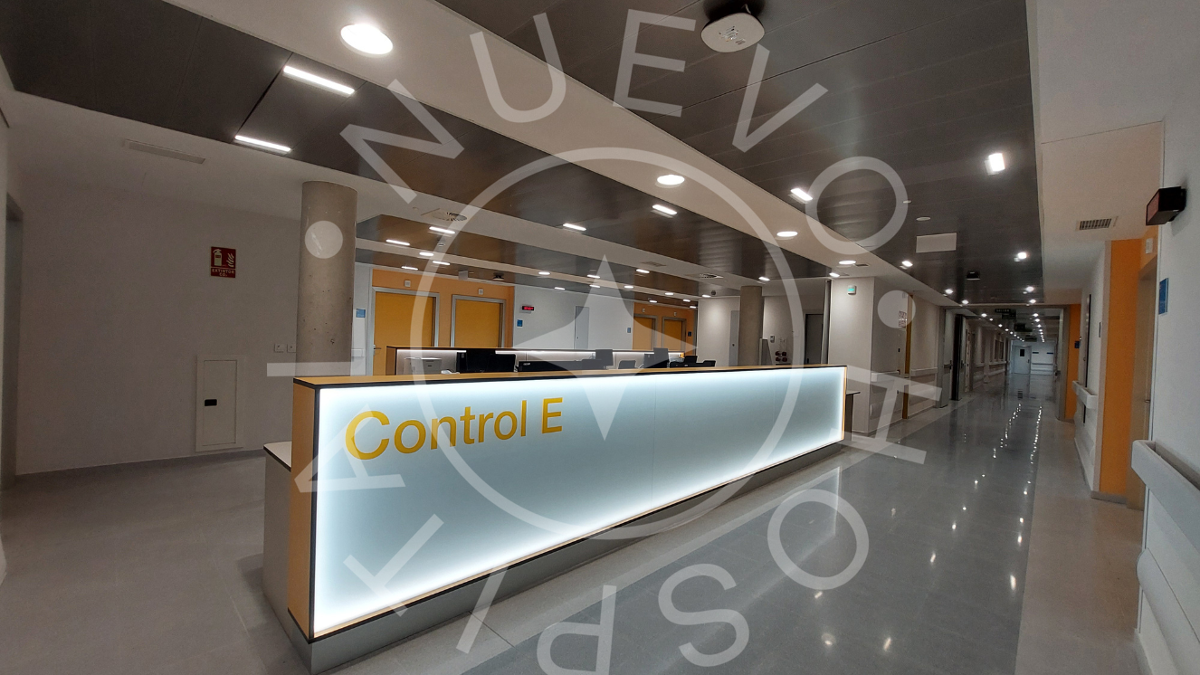 Puesto de control hospitalización pediátrica acristalado y con luz y bordes amarillos
