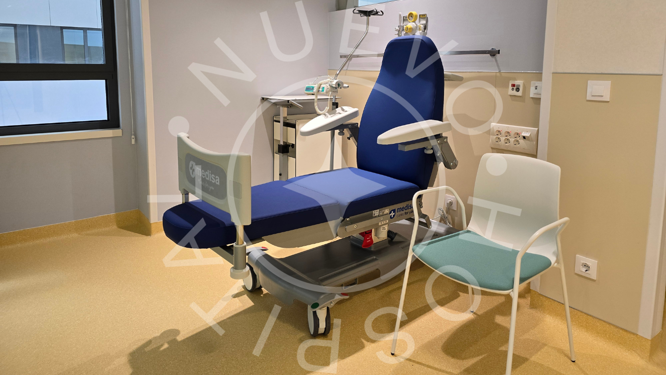 Puesto de tratamiento Hospital de día pediátrico con sillón reclinable azul y silla blanca y verde grisáceo