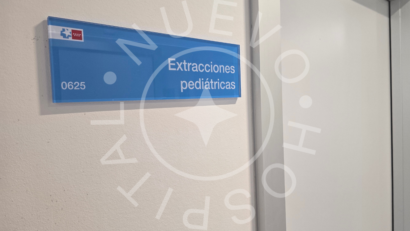 Rotulo azul con letras blancas donde pone Extracciones pediátricas