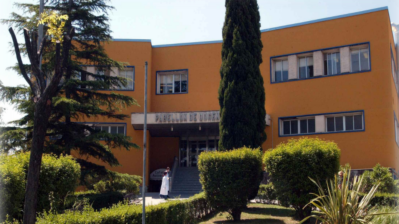 Edificio Docencia de frente fachada naranja