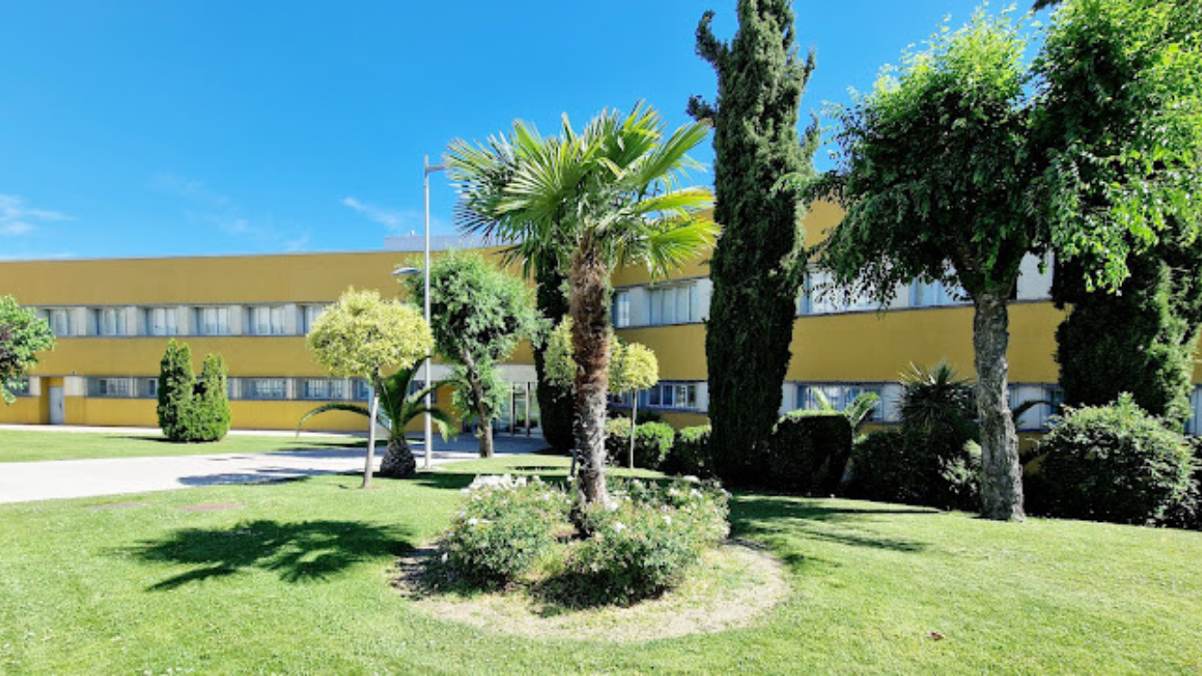 Edificio de Investigación bajo y largo de color amarillo