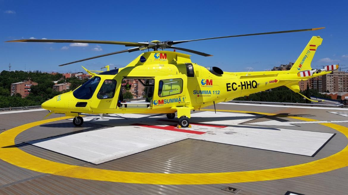 Helipuerto con helicóptero aterrizado