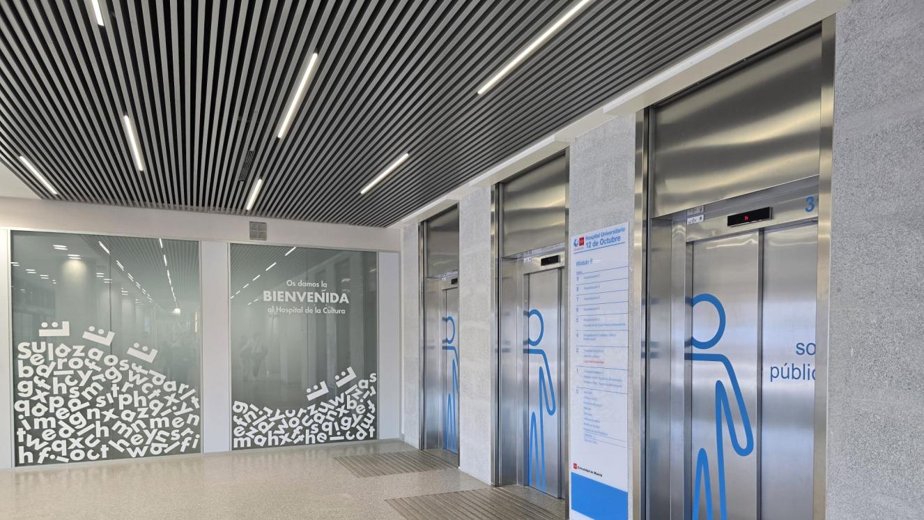 Puertas sala reunión a la derecha de ascensores
