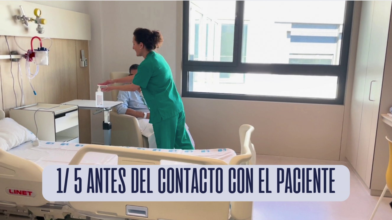 sanitaria lavándose las manos delante de paciente y debajo texto