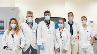 imagen de grupo de investigadores con batas blancas