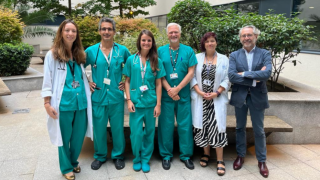 Tres médicas y tres médicos posando con un jardín de fondo