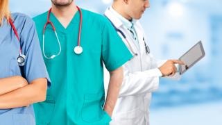 primer plano torsos tres médicos