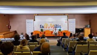 personas sentadas en un salón de actos vistas desde detrás