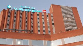 Edificio de ladrillo torre sobre edificio de varias plantas