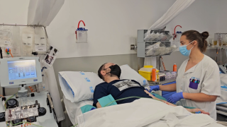 paciente en cama hospital al que se le está realizando una aféresis