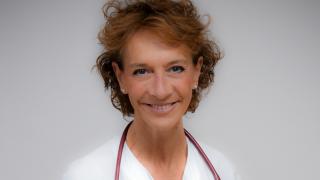 Eva Ciruelos retrato de mujer con pijama blanco de médica