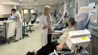 Rocío García Carbonero en el Hospital de Día de Oncología al lado de una paciente que está recibiendo tratamiento