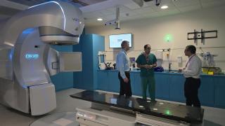 Una máquina de radiología y unos profesionales