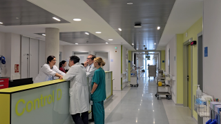 Varias personas hablando en un control de enfermería