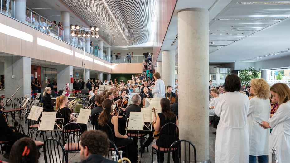 Orquesta y gente