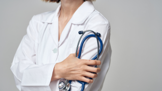 primer plano del cuerpo de una doctora de cuello a cintura