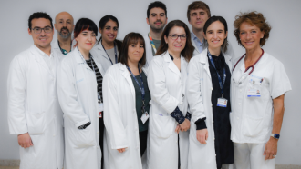 Grupo de médicos posando de frente