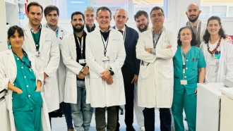 Grupo de médicos posando de frente