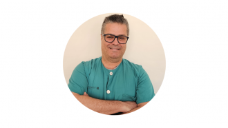 Retrato de hombre con pijama verde de hospital
