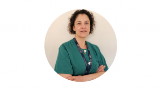 retrato de mujer con pijama verde de cirujana dentro de un círculo