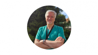 retrato de hombre con pijama verde sanitario en un círculo
