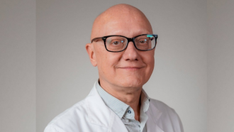 retrato de perfil de hombre con bata blanca