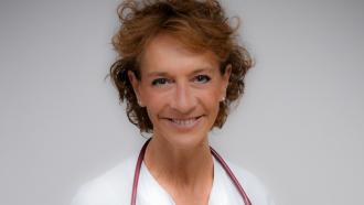 Eva Ciruelos retrato de mujer con pijama blanco de médica