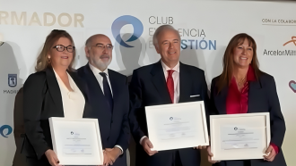 Retrato de la unidad colorectal, cuatro personas en el centro dos hombres y a los lados mujeres todos con diplomas