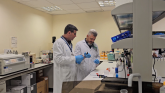 juan Manuel Sepúlveda en el laboratorio con otro investigador
