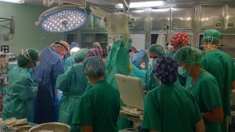Quirófano con profesionales que realizan trasplante corazón en asistolia controlada