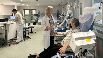 Rocío García Carbonero en el Hospital de Día de Oncología al lado de una paciente que está recibiendo tratamiento
