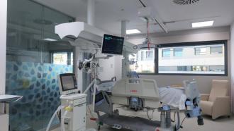 Box de intensivos con cama y aparatos de monitorización