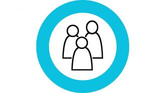 Icono de línea negra de tres personas dentro de círculo azul