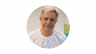 Retrato de médico con pijama blanco