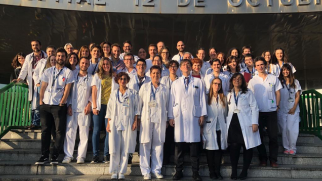 Grupo de médicos posando de frente en una escalera