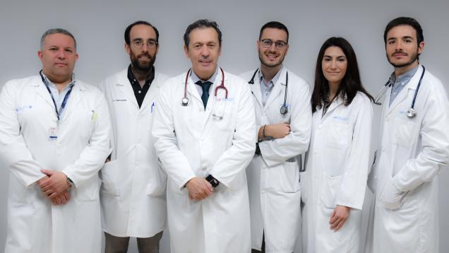 Grupo de médicos posando de frente